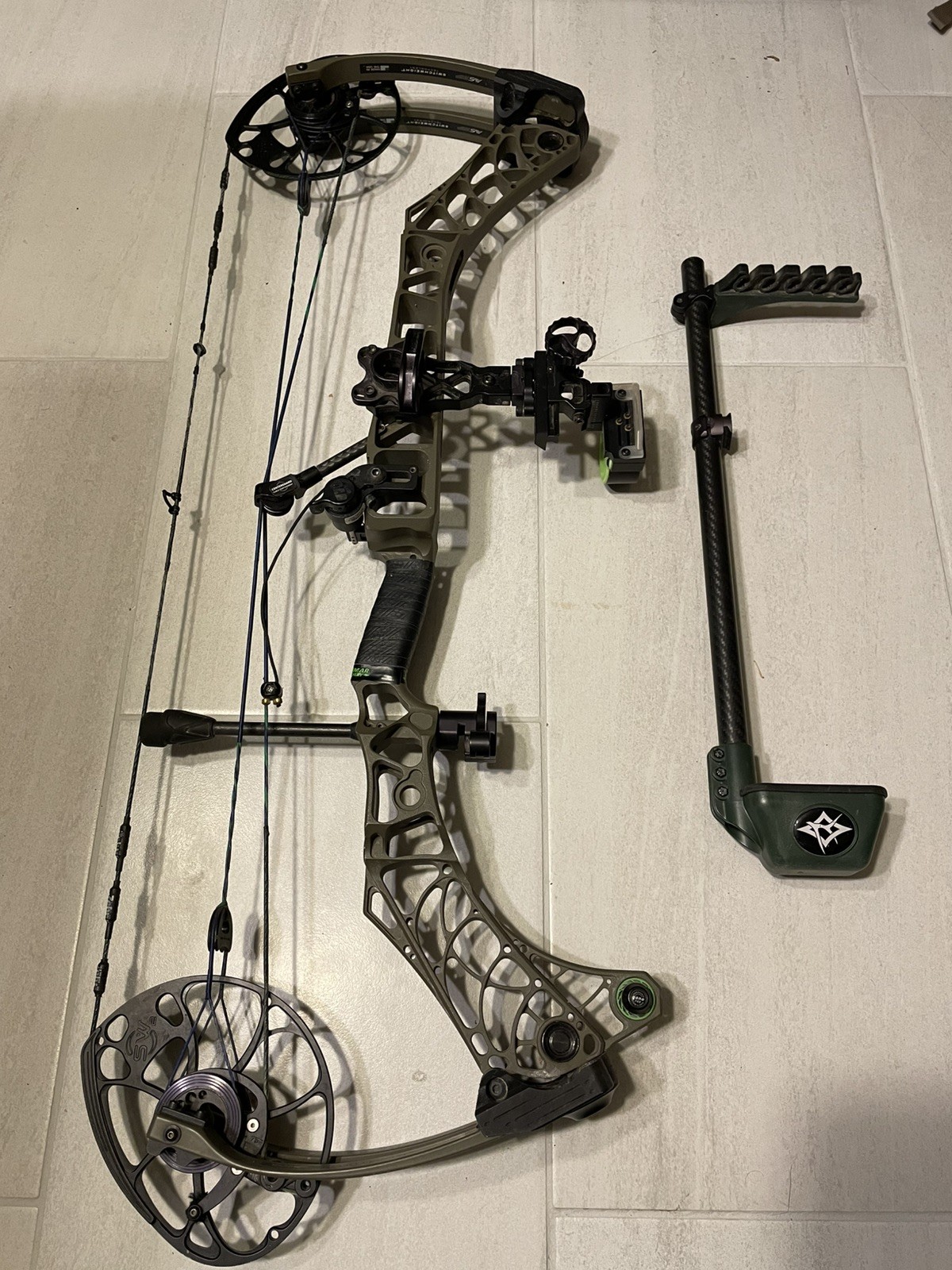 Mathews V3 31" RH 28.5 DL Olive 75lb Draw Weight   / Quiverlizer Combo