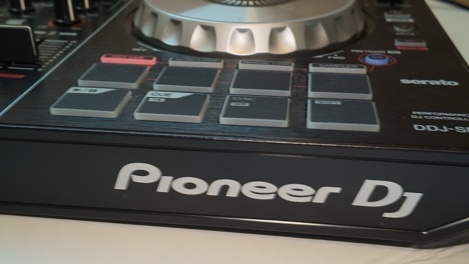 Pioneer DJ DDJ-SB2 Serato 2-Channel 2-Deck DJ Controller powers on