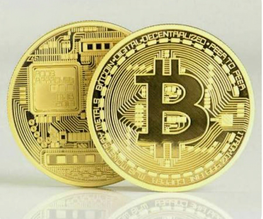 Bitcoin Commemorative 24K Gold Plated Limited Edition Collectible Coin  W/ Case.
