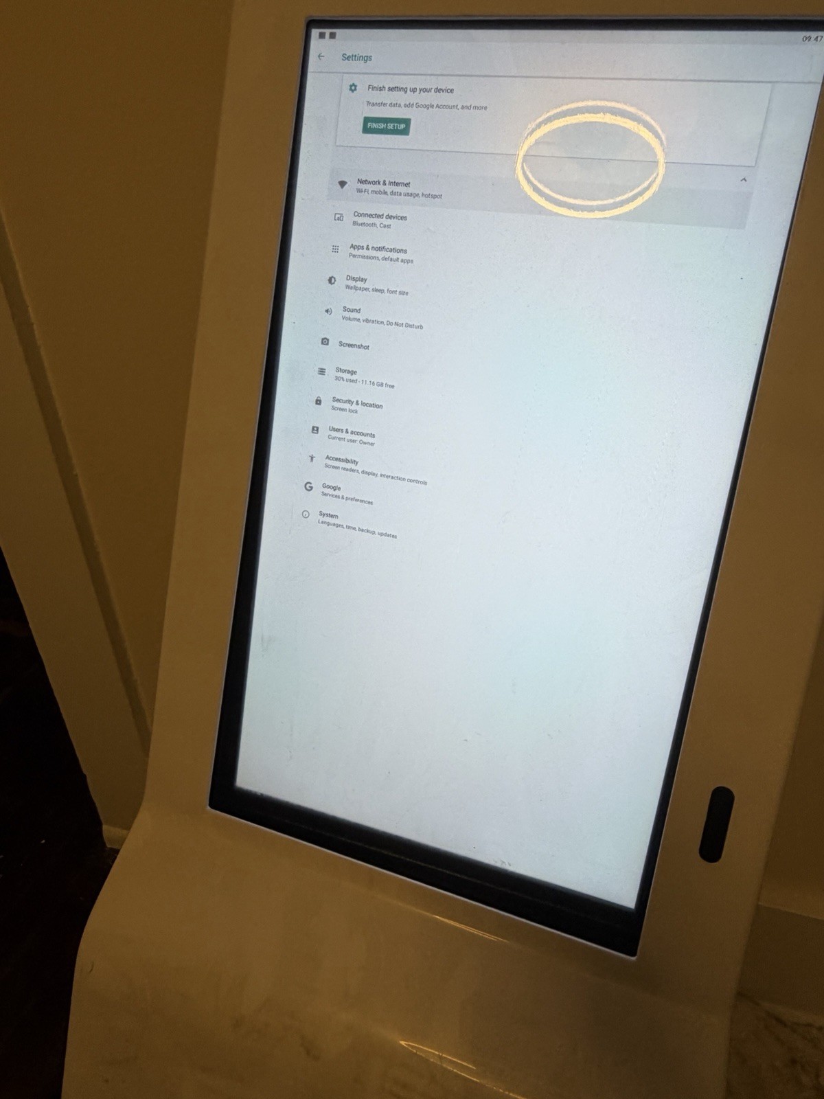 White Digital Signage Display Kiosk Presentation Display Stand