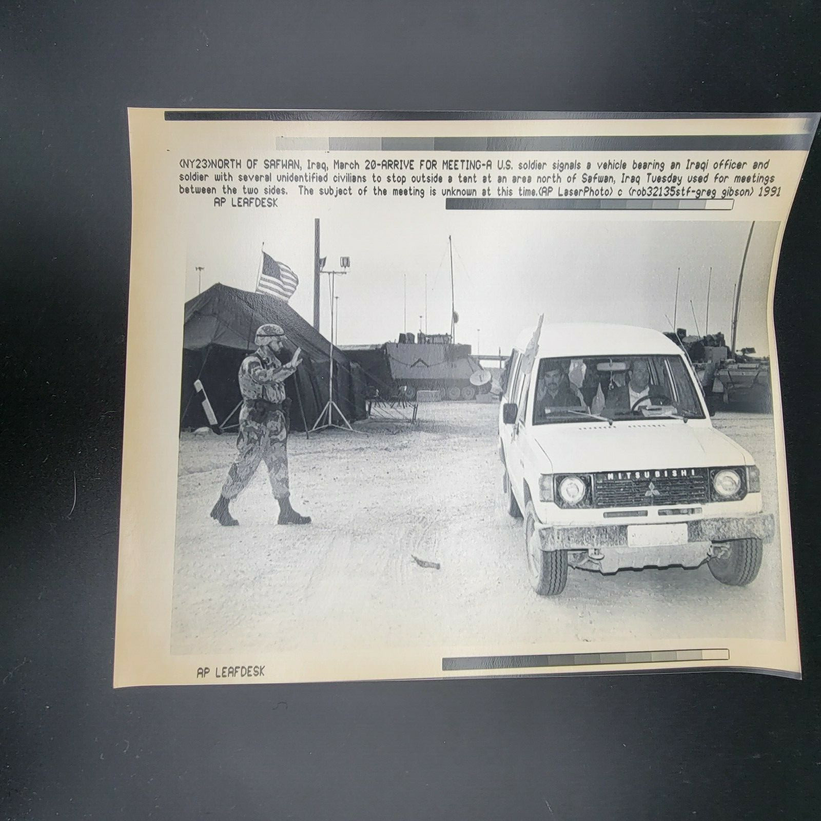 Meeting with an Iraqi Officer AP Leaf Desk Press Photos Gulf War 1991 Iraq