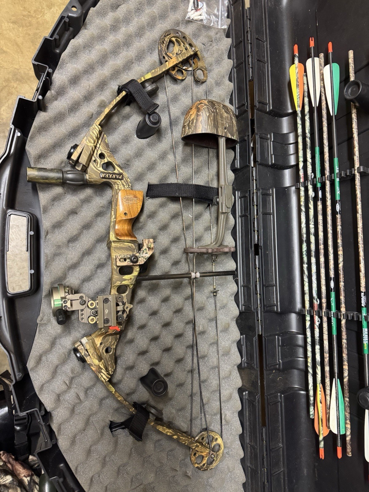 Parker 31 Ultralight Adjustable bow with arrows (DOES NOT INCLUDE HARD CASE)