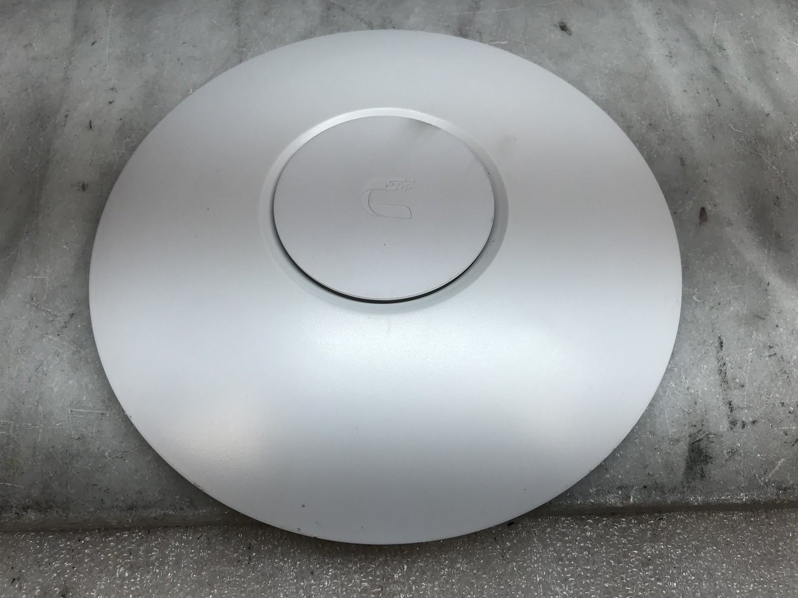 Ubiquiti AP Pro White Access Point - Mounting Bracket Included