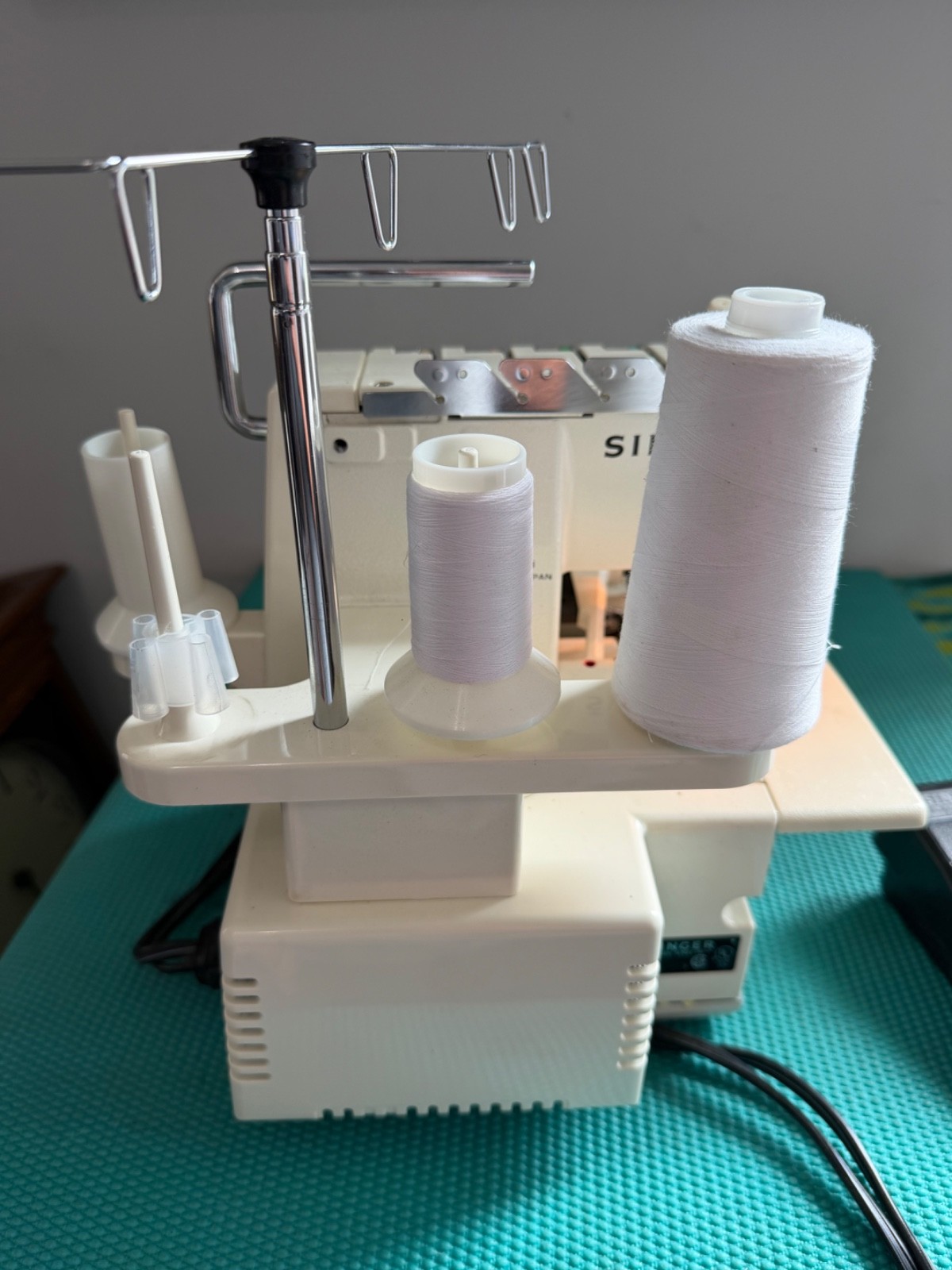 SINGER QuantumLock 14U Serger Sewing Machine - Working - Missing Cylinder Cover