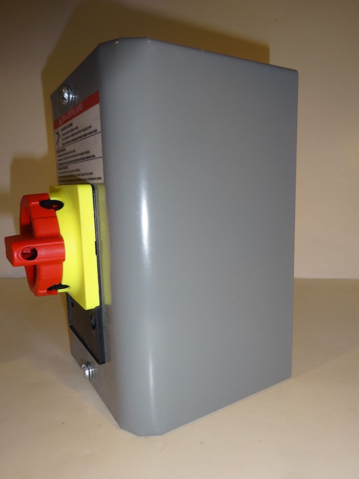Square D 9421V1G30 LOADBREAK SWITCH 600VAC 20A type 1 enclosure schneider elect