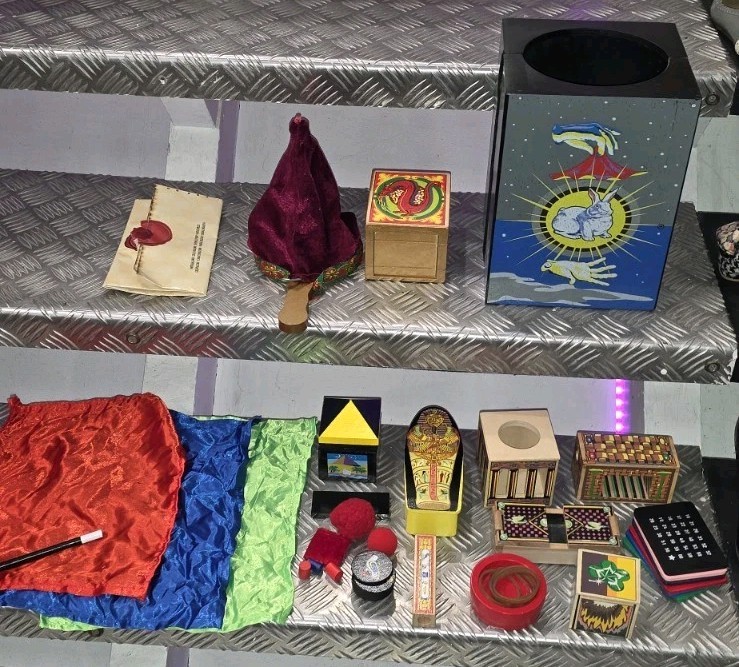 Melissa & Doug Deluxe Solid-Wood Magic Set With 10 Classic Tricks