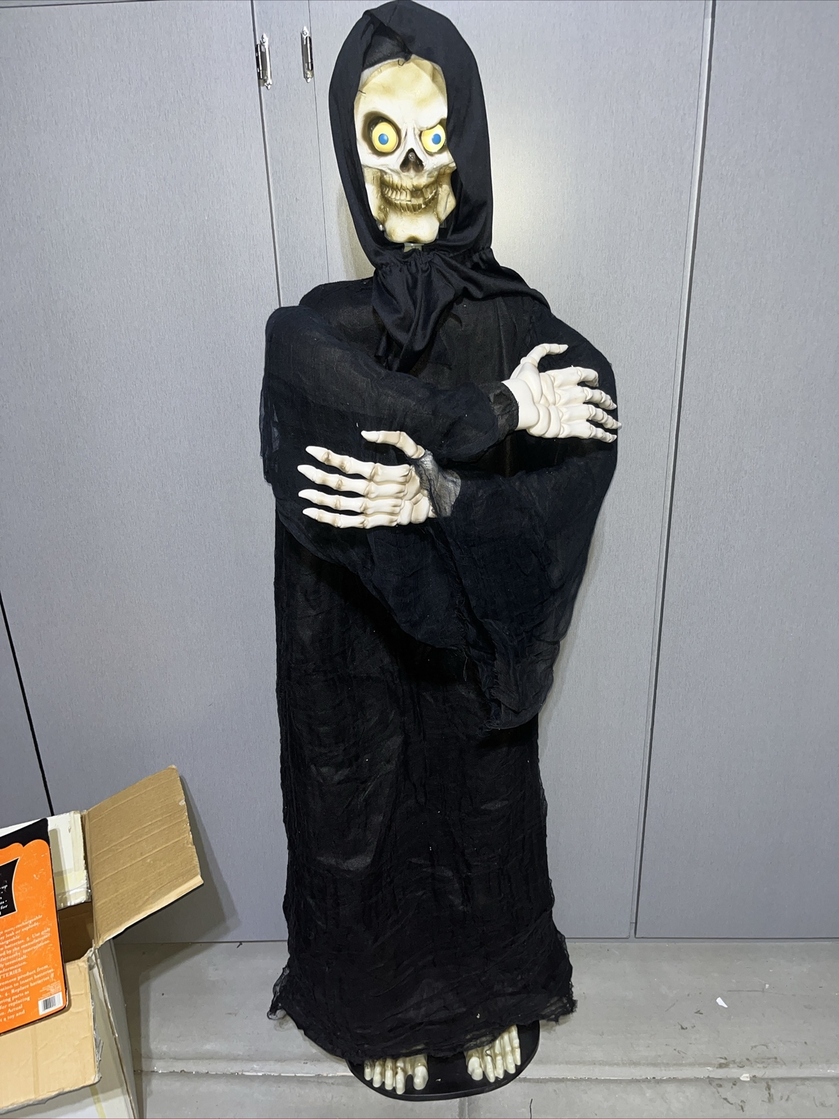 2007 Gemmy Life Size Halloween Skeleton Prop Decoration 70 inch Lights and Sound