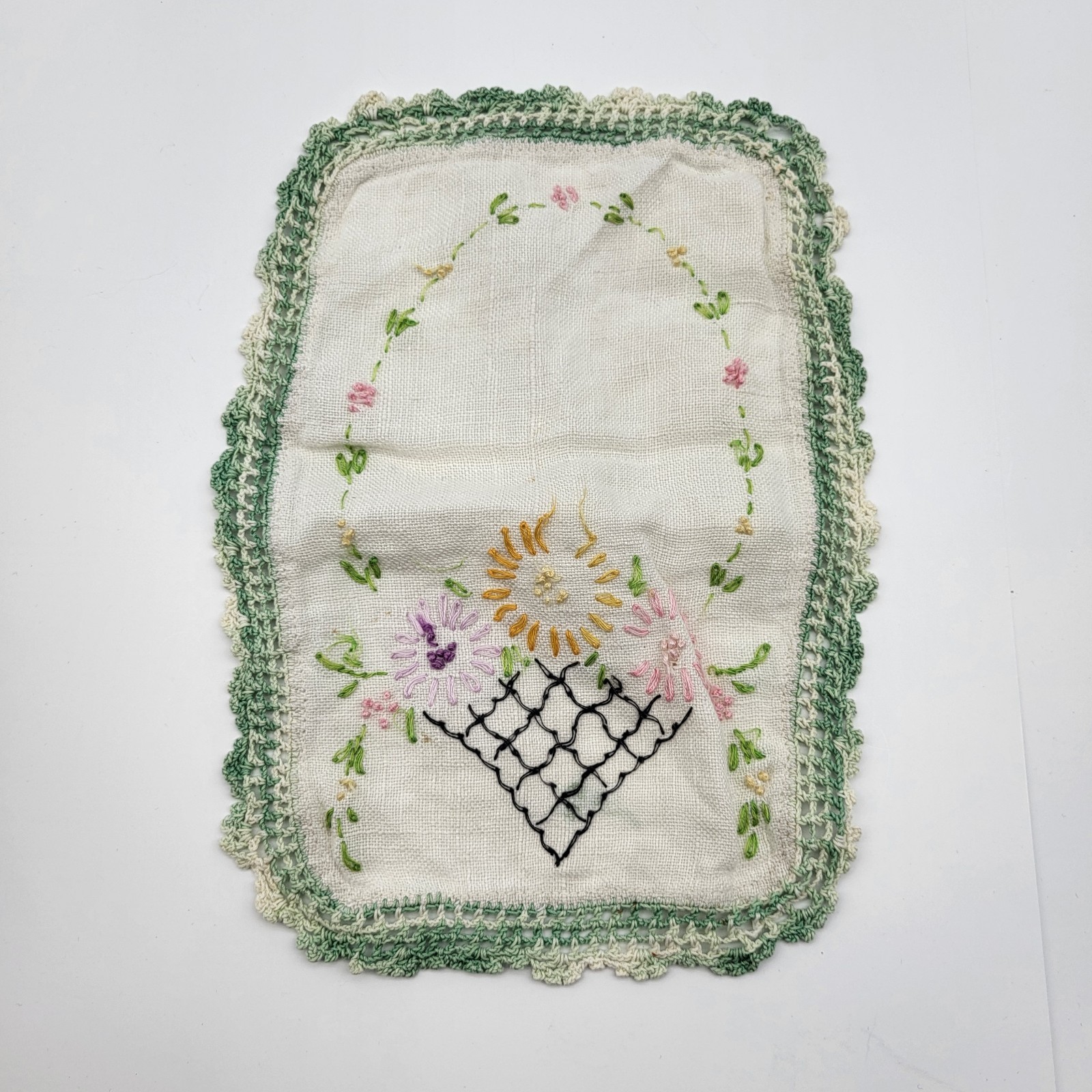 Lovely Vintage Hand embroidered linen Table Decor Flower bouquet Estate