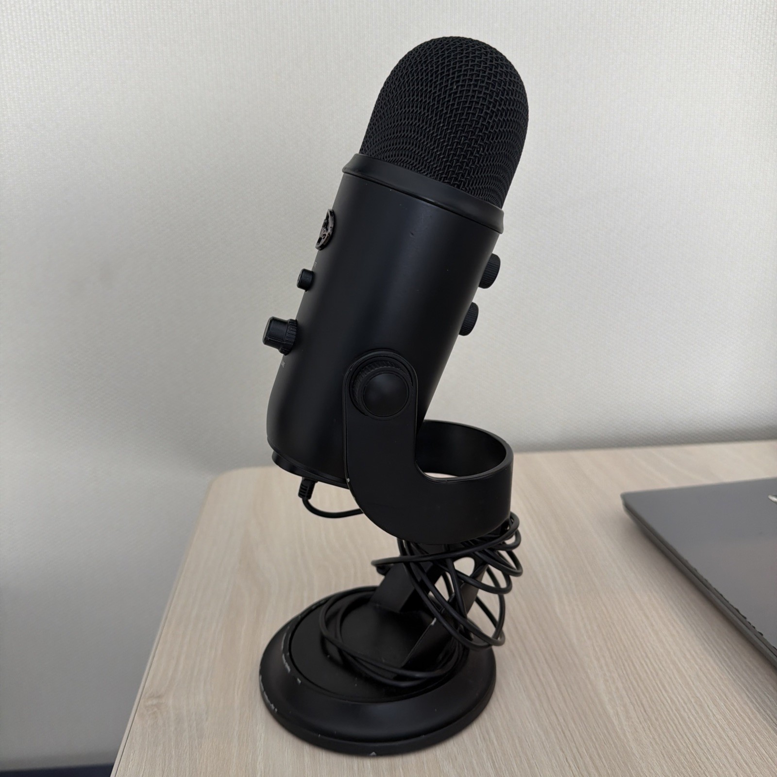 Blue Yeti Professional Multi-Pattern USB Condenser Microphone - Blackout