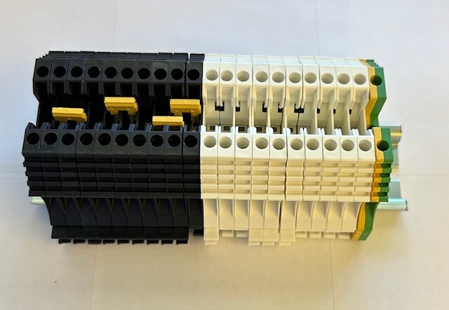 DIN Rail Terminal Block Kit 10 pcs, 12-22 AWG , 600V, 25A, GND Term, 10 jumpers,