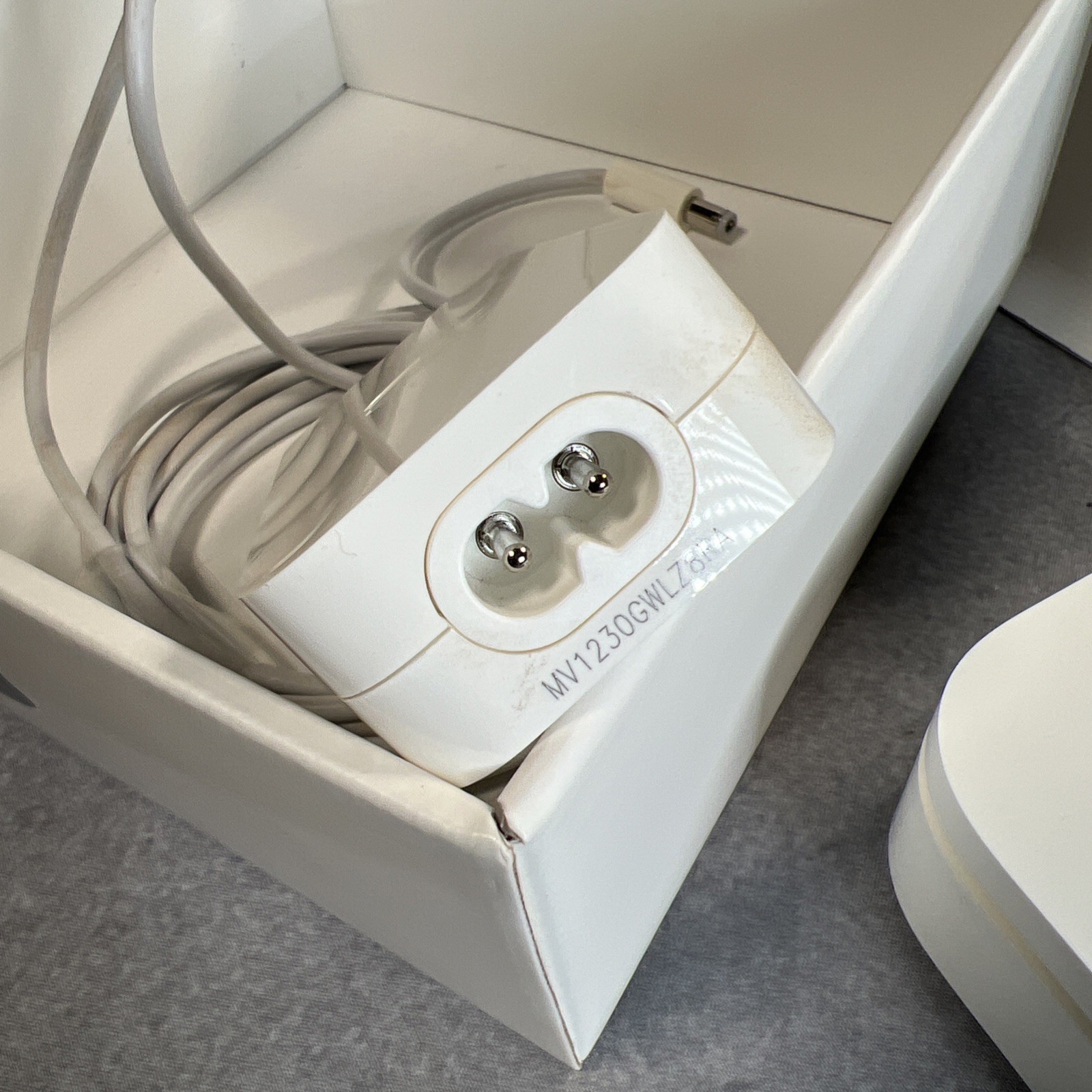 Apple Router (MD031LLA) Used -Good