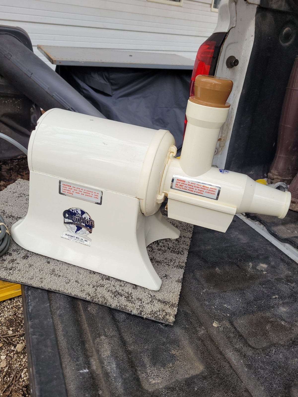 VTG Champion Juicer 1/3 HP Heavy Duty Motor Model G5-NG-853S Off White/Cream
