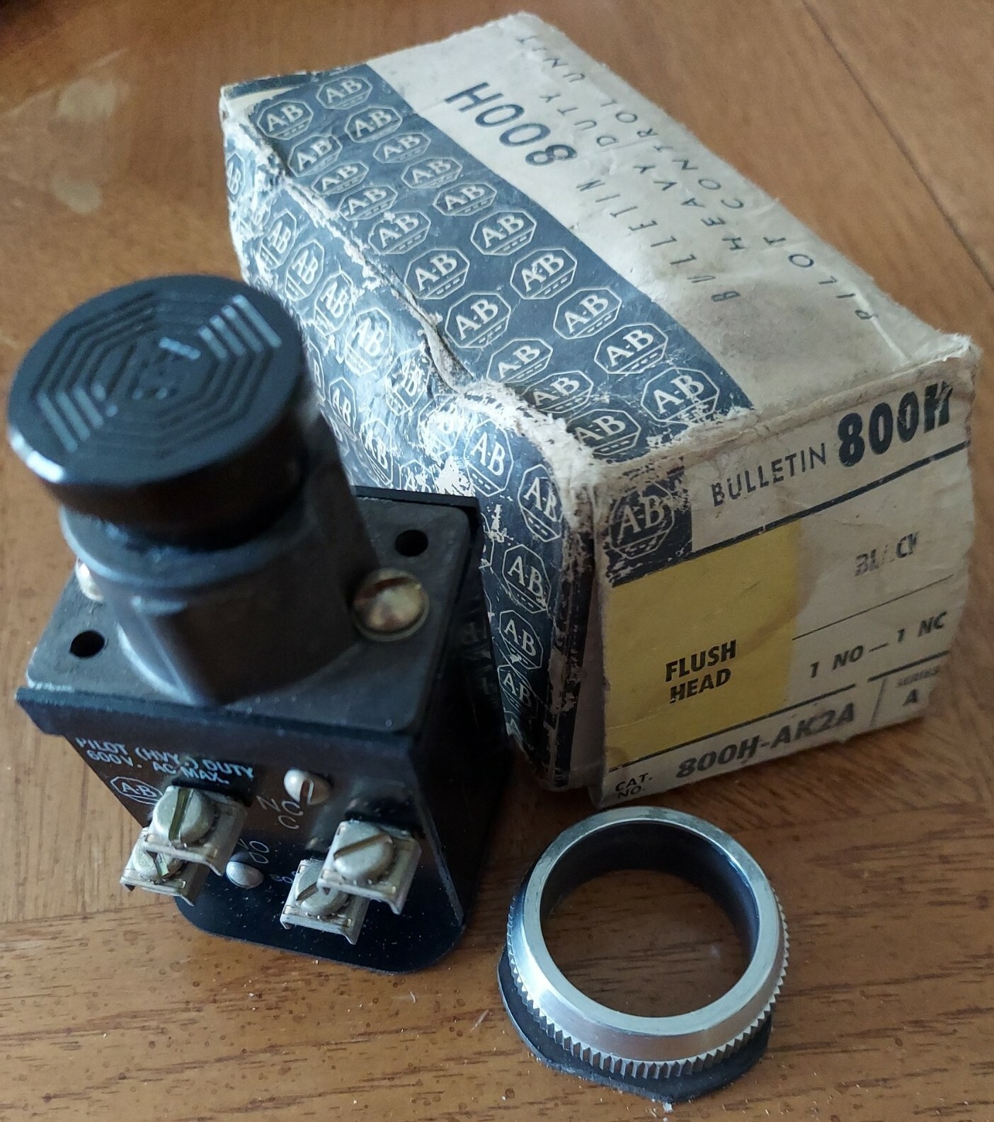 Allen-Bradley 800H-AK2A Series A. Push Button Unit. FLUSH HEAD. Heavy Duty