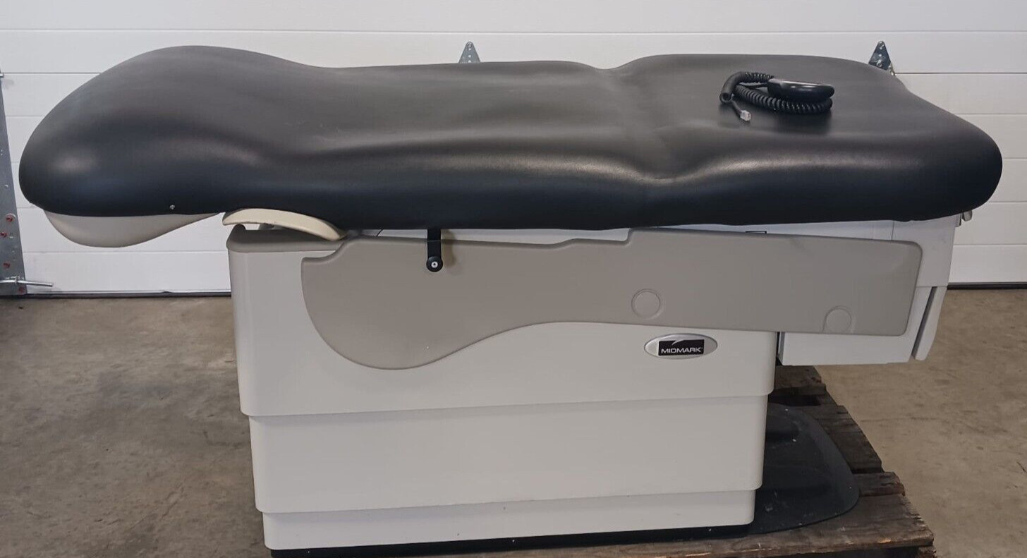 Midmark Exam Table 623-007 w/ Foot Switch & Handheld Controller