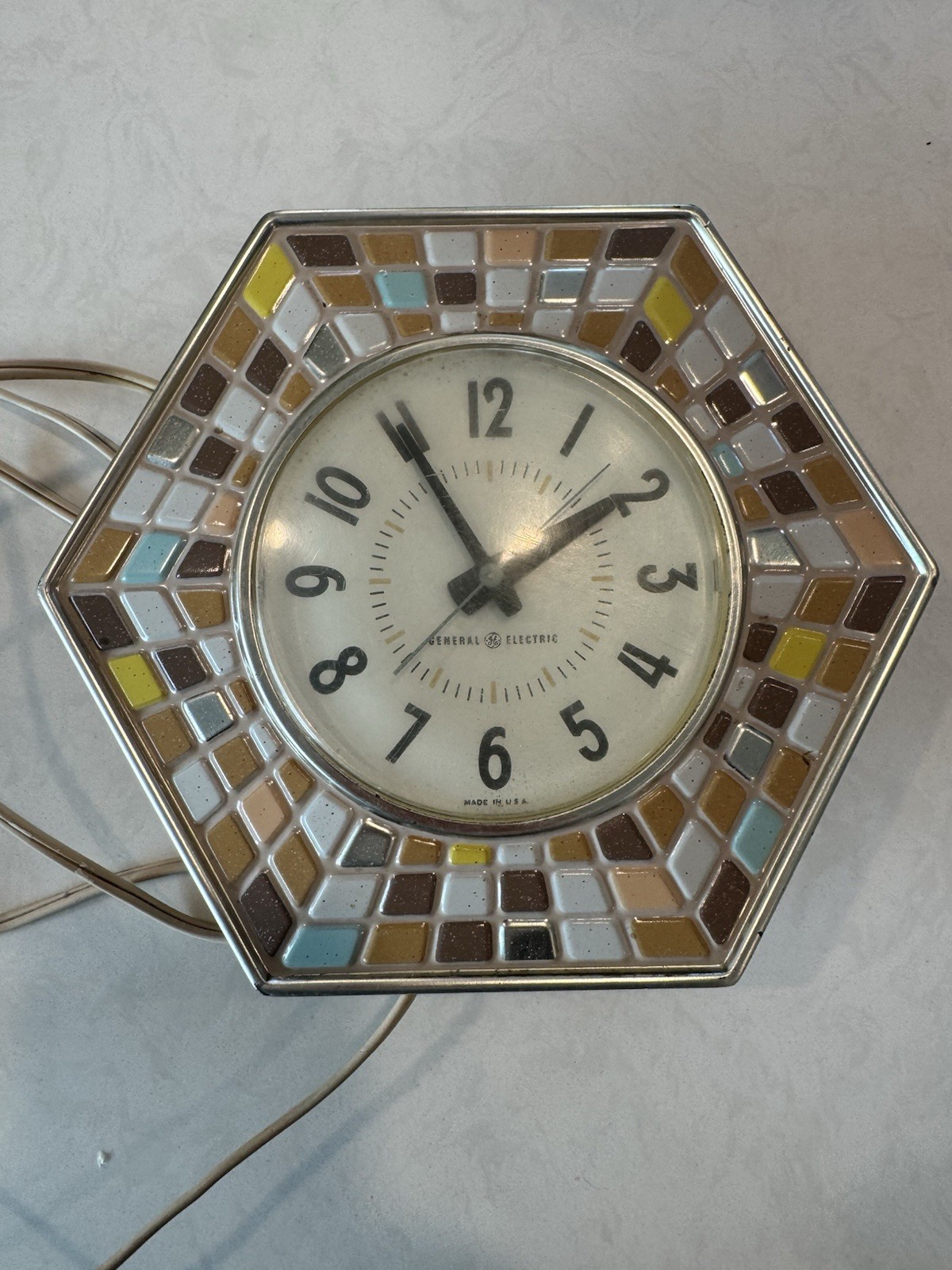 VTG 1950's MCM General Electric 8" Mosaic Tile Wall Clock Model 2116 A *Works!