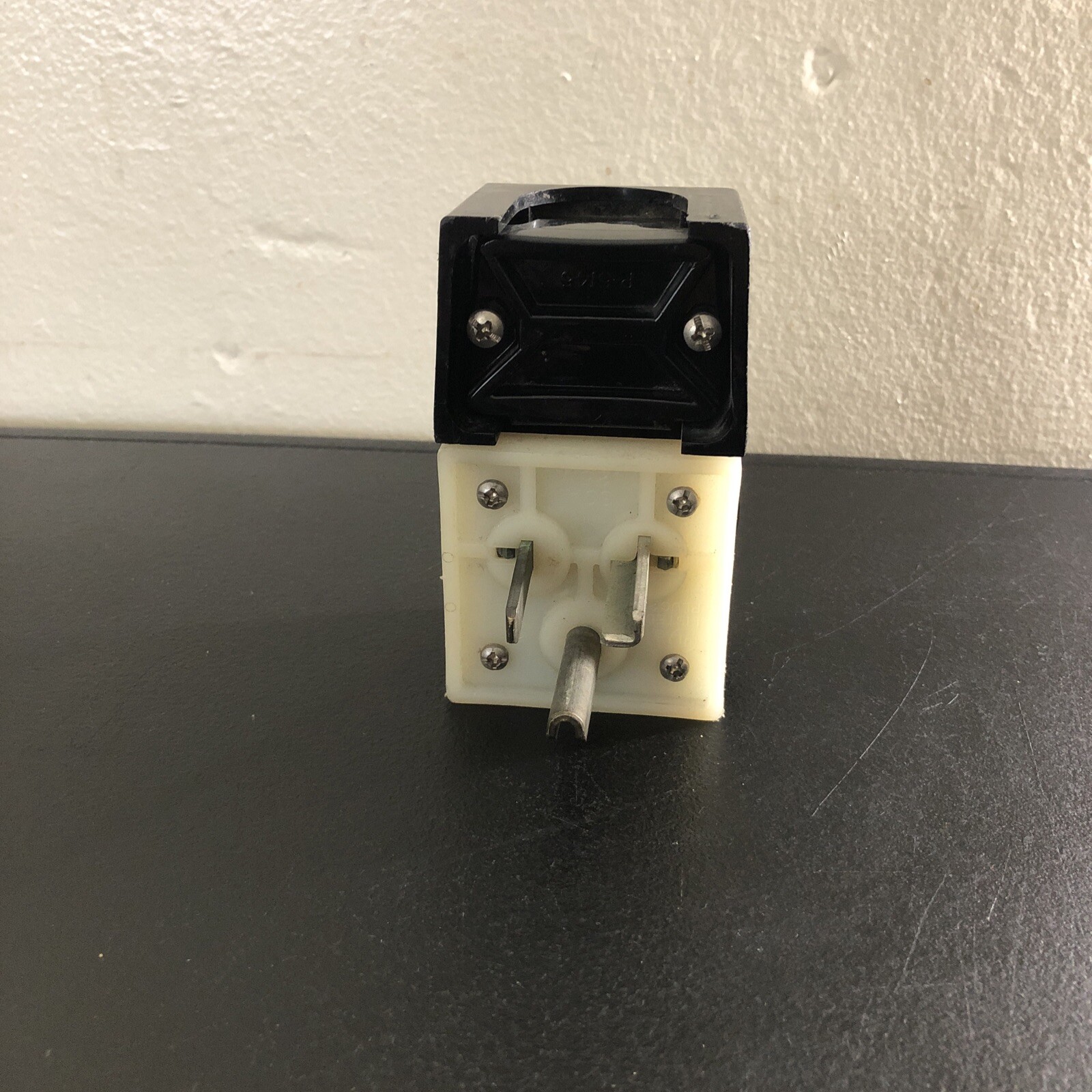 Hubbell P-5145 plug 2 pole 3 wire 30 amp 250 volt