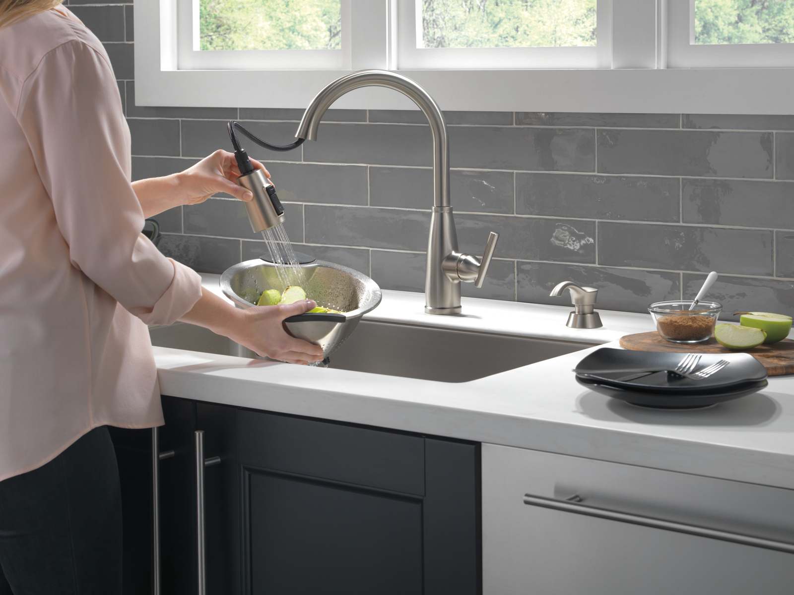 Delta Varos Pull-Down Kitchen Faucet Spotshield Stainless-Certified Refurbished