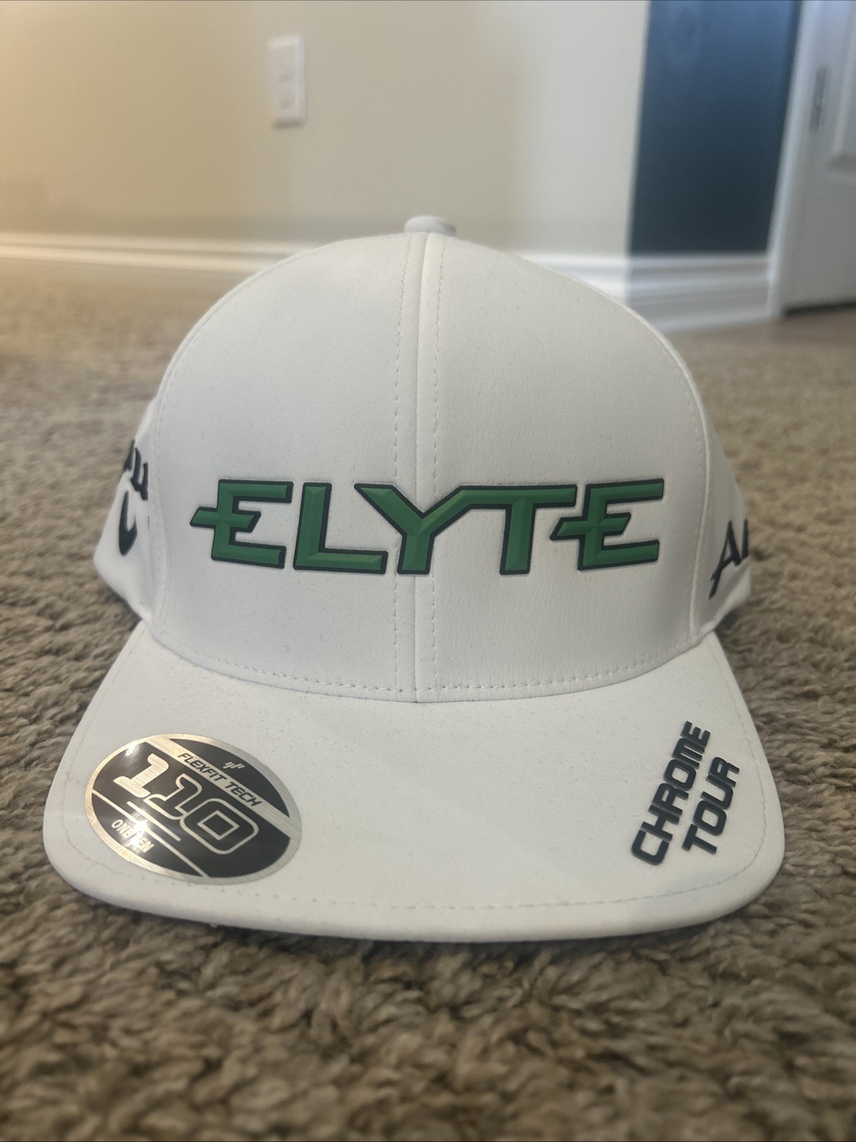 NWT- Callaway Chrome Tour Elyte White Golf Hat Flexfit Tech 110 Adjustable Cap