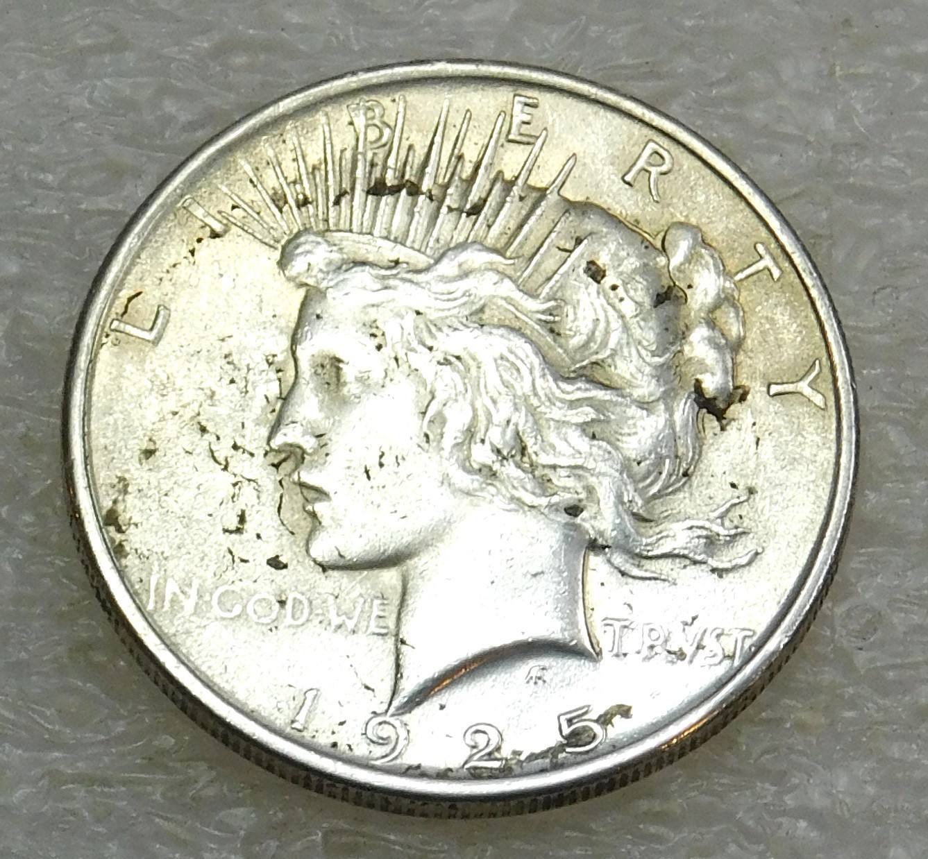1925 Peace Silver Dollar with Good Luster in saflip #Y264