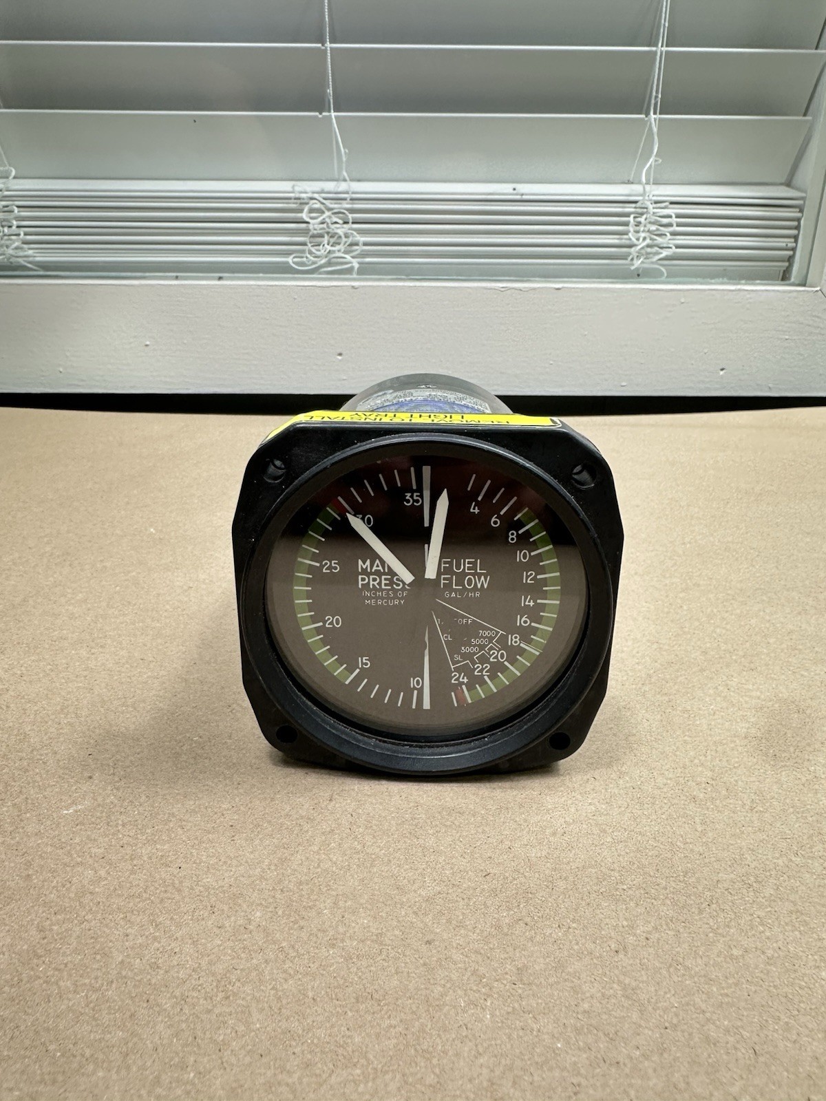 United Instruments Manifold Pressure / Fuel Flow Gauge 28V 6534 (D2843)