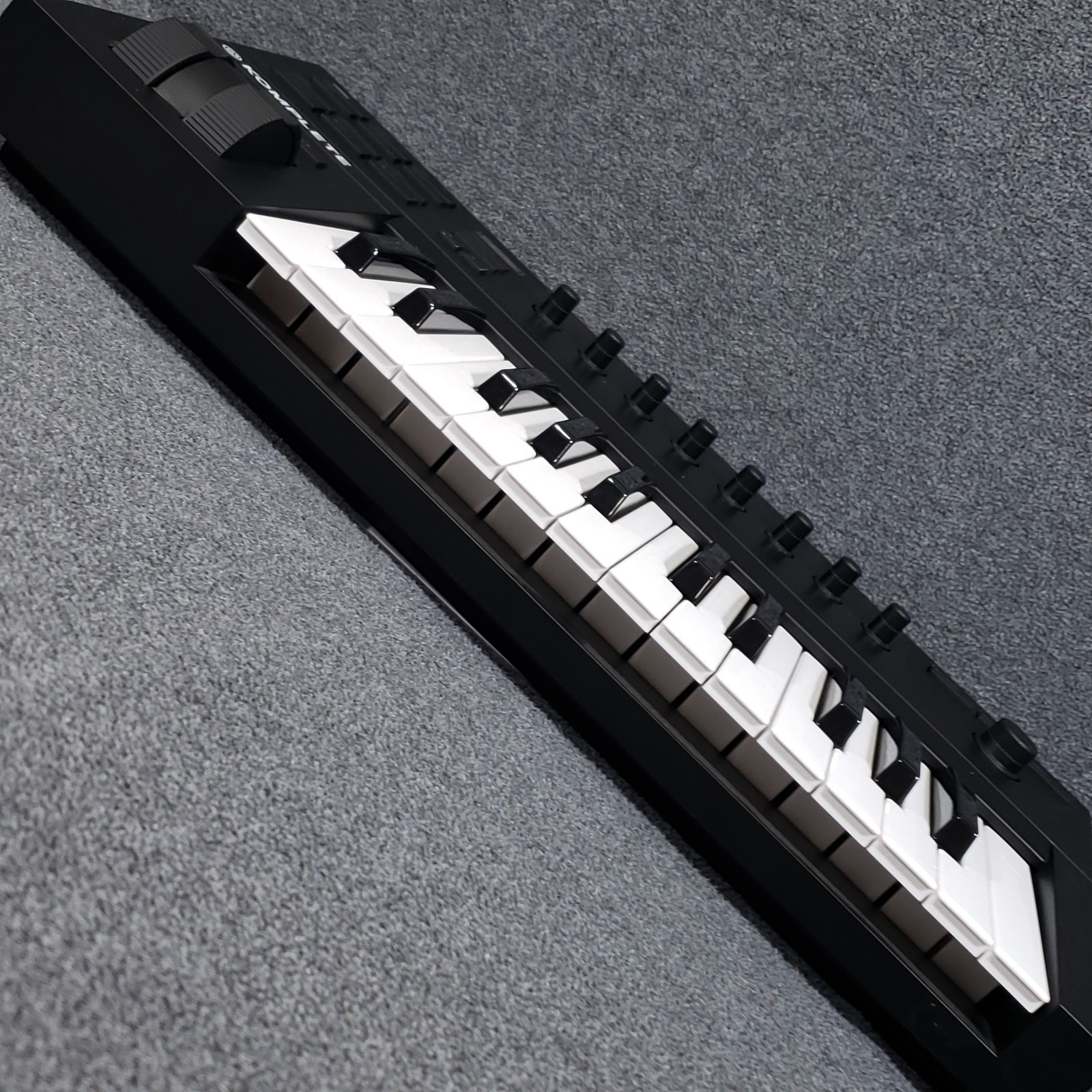 Native Instruments Komplete Kontrol A25 MIDI Keyboard Controller Semi-weighted