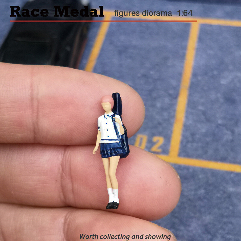 1:64 Painted Figure Mini Model Miniature Resin Diorama Toy Girl Carrying Guitar