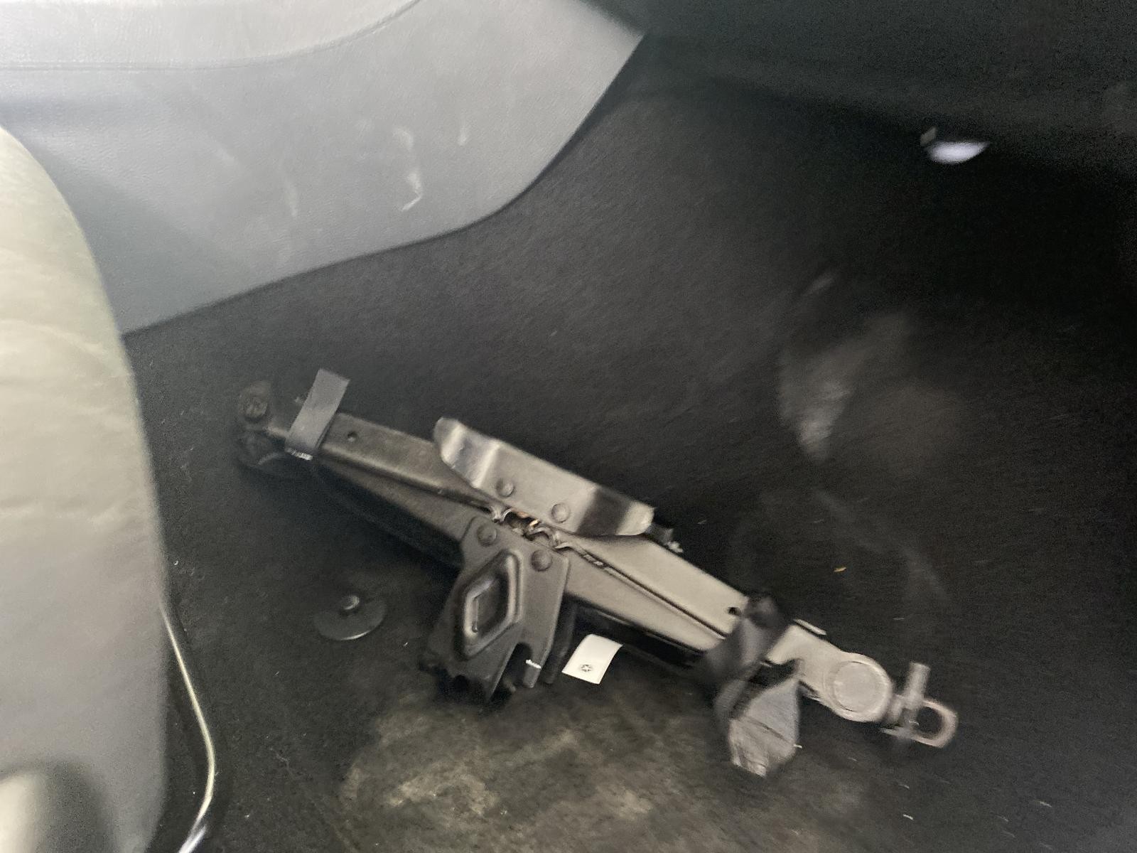 Used Floor Jack fits: 2020 Dodge Durango  Grade A