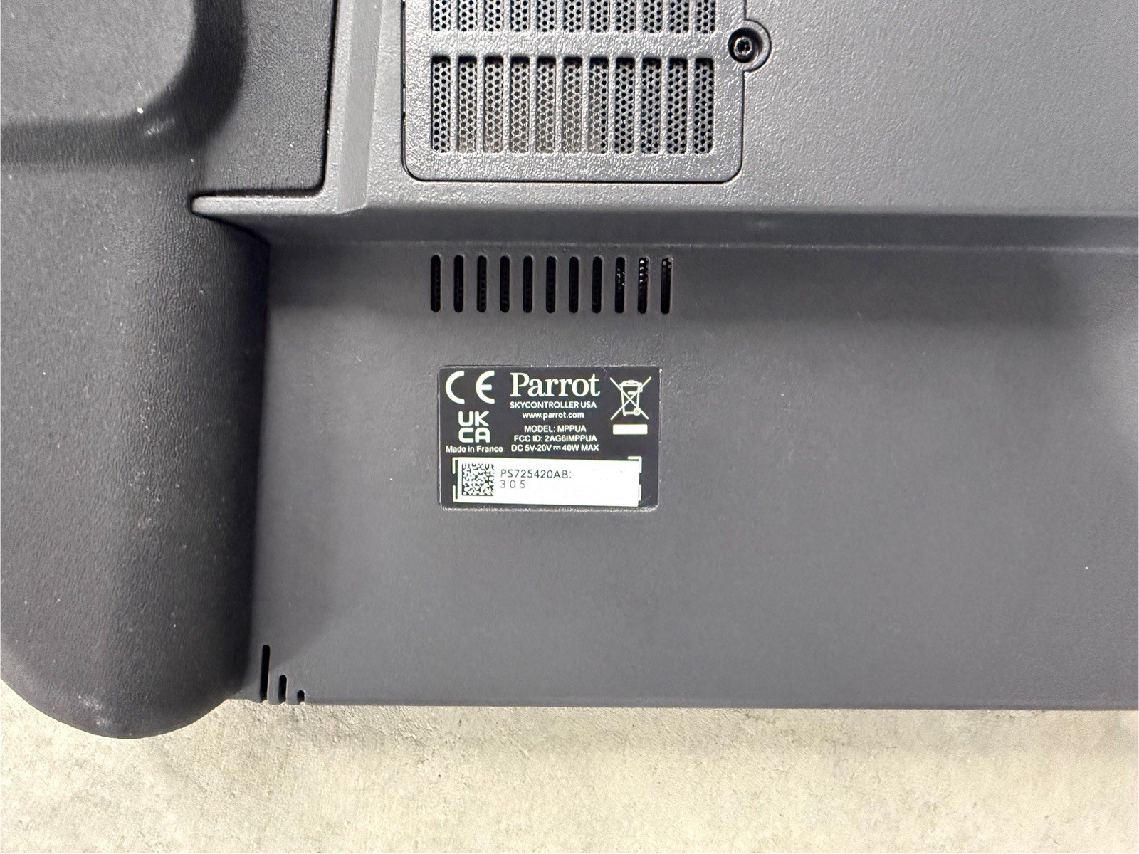 Skycontroller USA with an embedded 8″ display