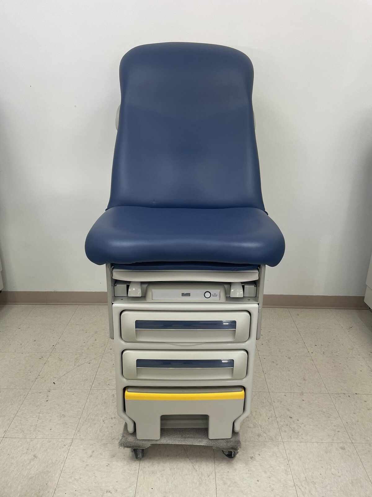 Pre-Owned Midmark 604 Exam Table Excellent Condition