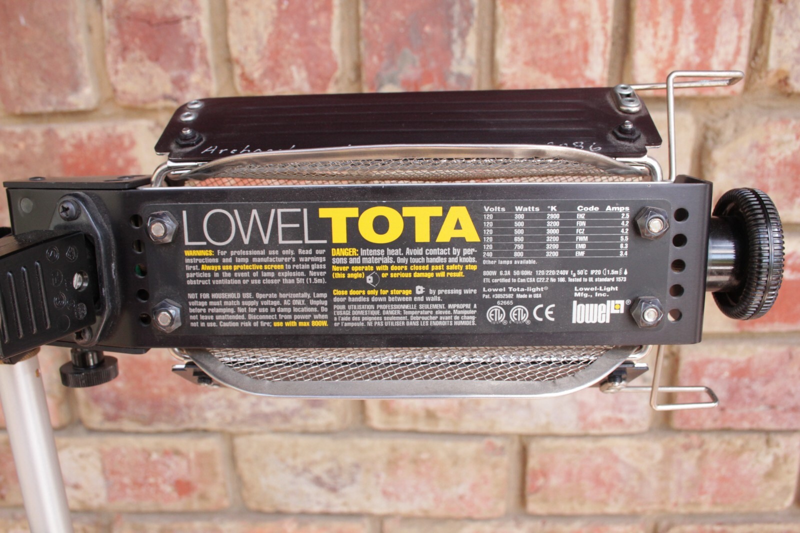 LOWEL TOTALITE WITH FOUR SECTION STAND 800W 240V QI