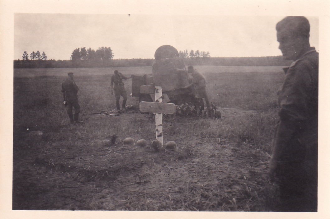 Original WWII Snapshot Photo GERMAN 1st PANZER DIVISION KIA KILLED GRAVE 150
