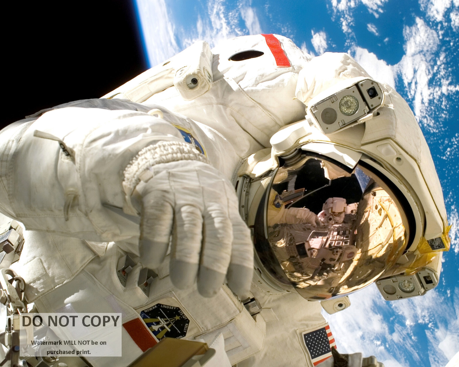 ASTRONAUT PIERS SELLERS EVA DURING STS-121 DISCOVERY - 8X10 NASA PHOTO (MW830)
