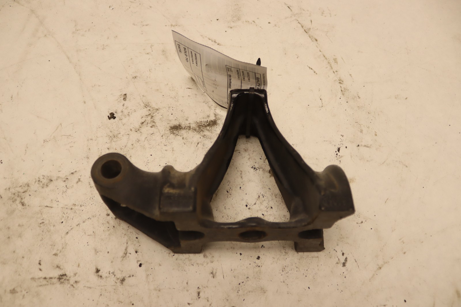 2018-2023 PETERBILT 579 FRONT SUSPENSION SHOCK SADDLE BRACKET MOUNT B63-1004 OEM
