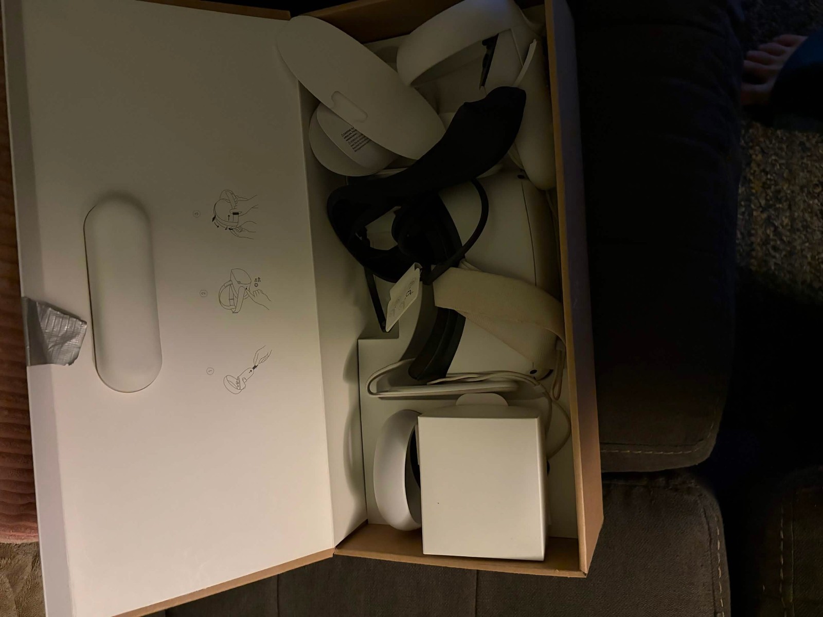 Oculus  / meta Quest 2 256GB  VR HEADSET– White (301-00351-01) fully working