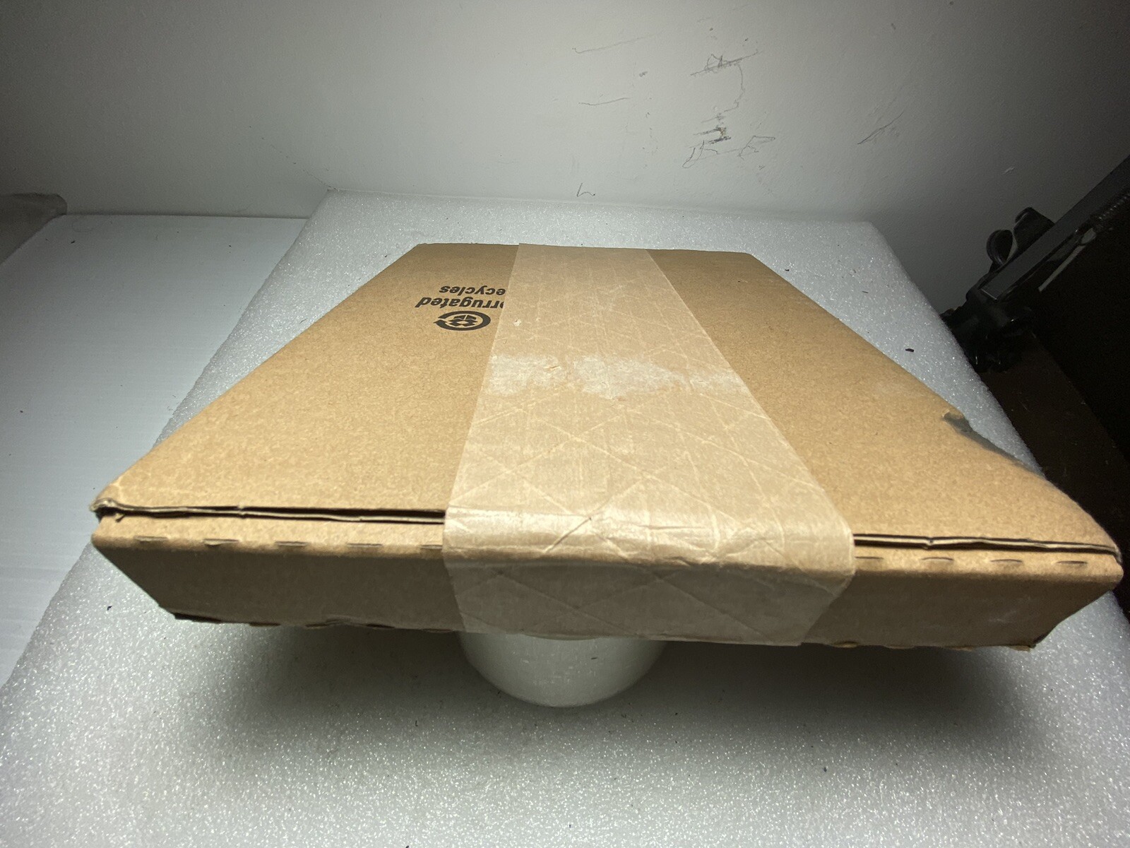 Da-Lite 40932 #6 Wall Mount Brackets (Extends 6"), Pair, White, New in Box