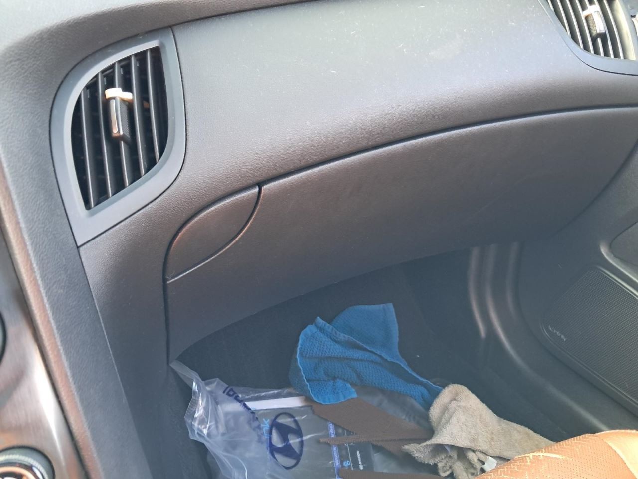 GENESIS   2015 Glove Box 4775666