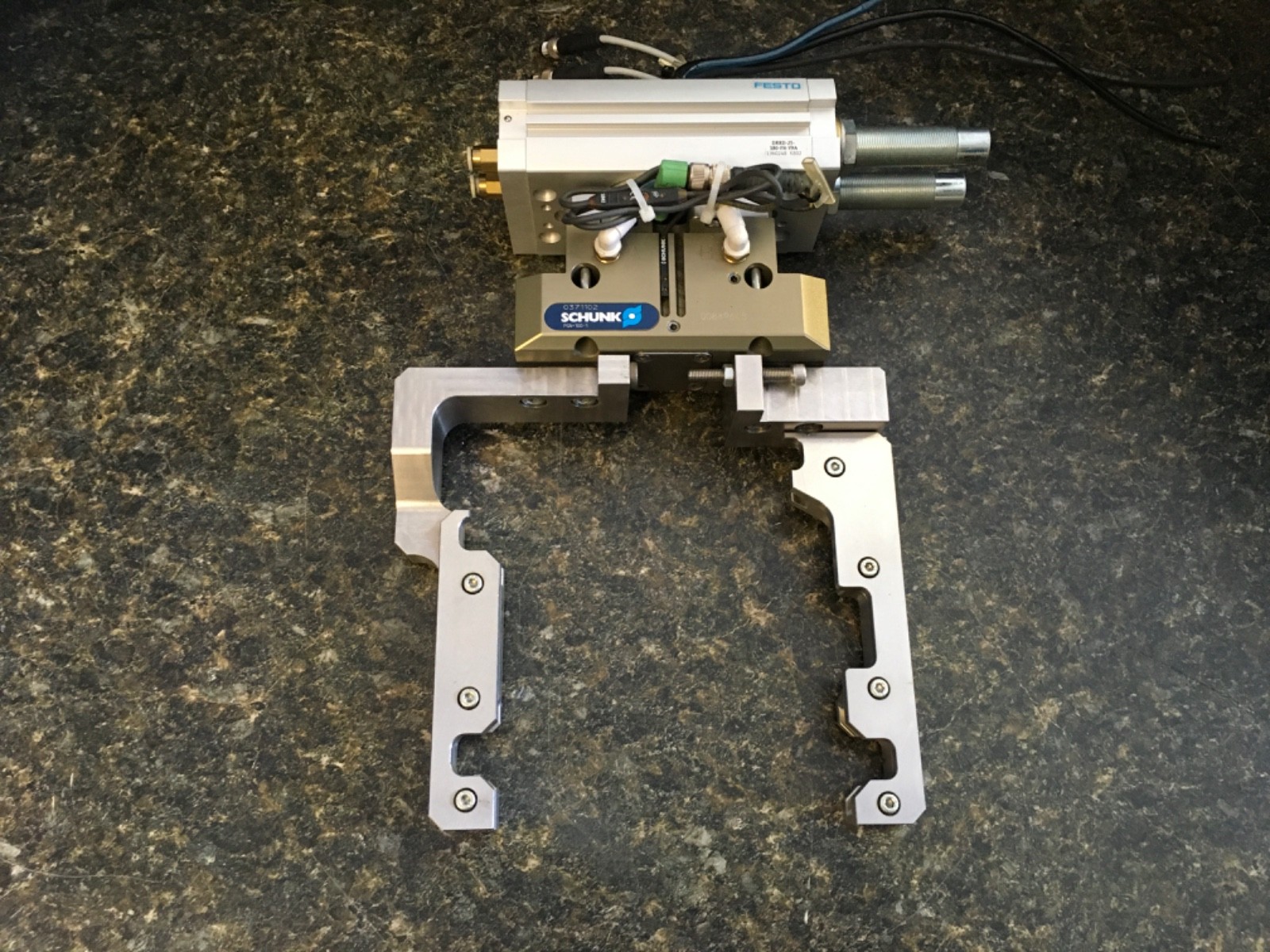SCHUNK 371102 PARALLEL PNEUMATIC GRIPPER PGN+100-1 w/FESTO DRRD-25-180-FH-Y9A