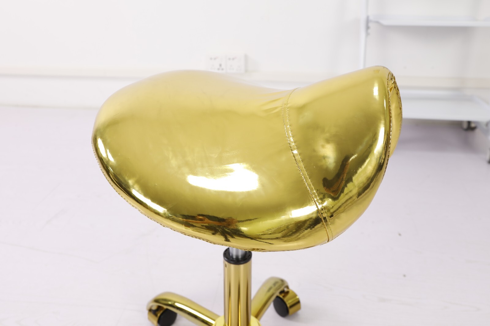 Hydraulic Saddle Stool Gold Rolling Swivel Chair with Wheels Adjustable stool