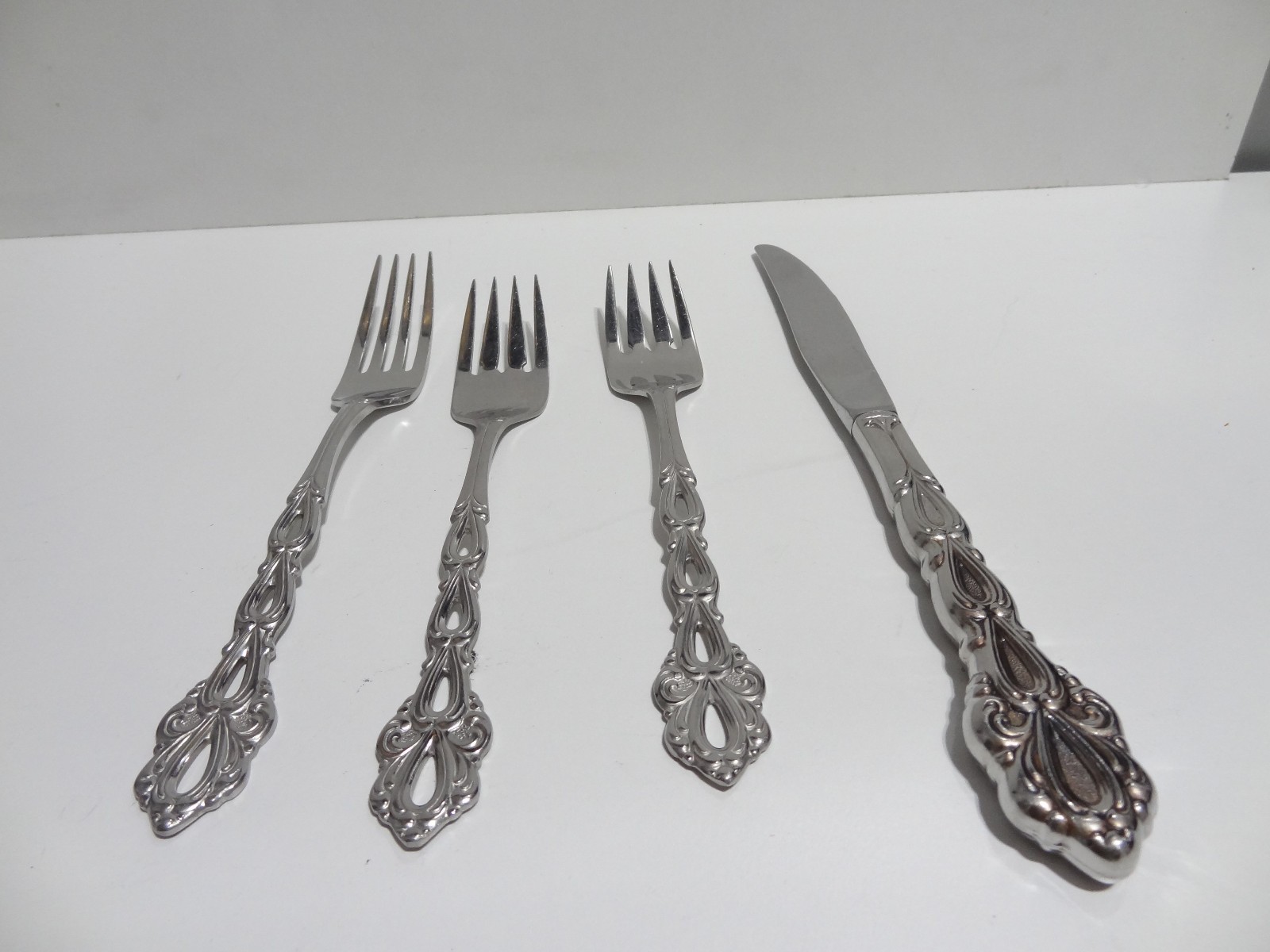 4 Oneida Community Stainless Flatware - Chandelier Mixed Lot