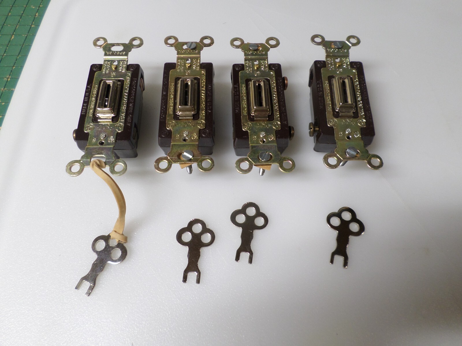 LOT OF 4 - GE - 5933-0LGUPC - LOCKING SWITCH - 15A - 120/277VAC -