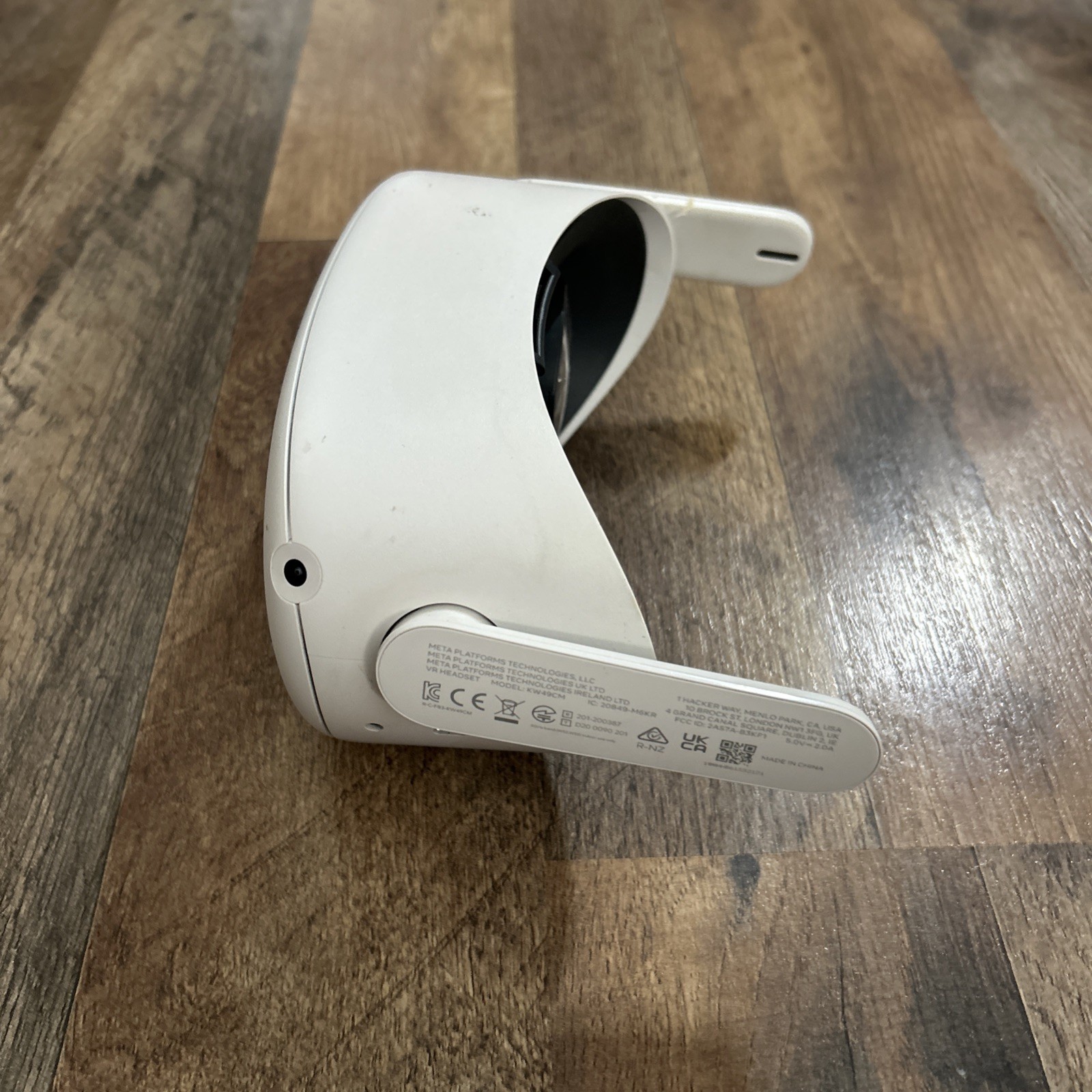 Meta Quest 2 - Headset Only - Unknown Storage - CHARGES THEN THATS IT -