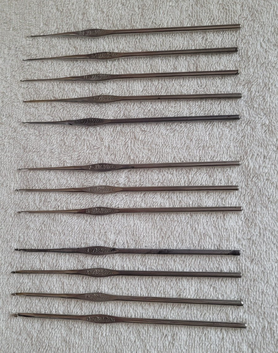 Preowned Set of 12 DeLux Metal Crochet Hooks Sizes 0,1,2,3,5,6,7,9,10,11,12,13