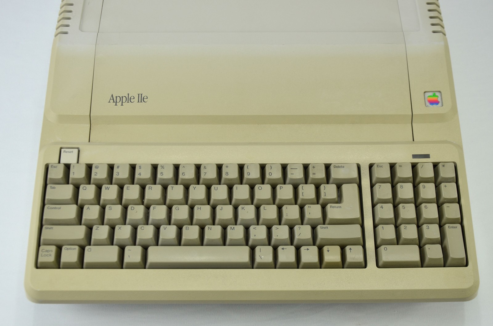 Vintage Apple IIe Platinum 128k Computer System (Works, Recapped)