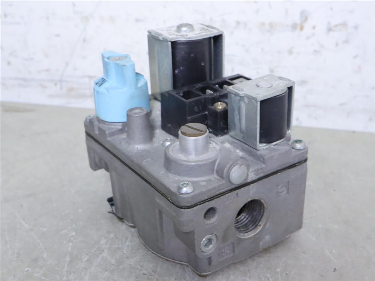 White Rodgers 36E37 214 HVAC Furnace Gas Valve 60-23490-01