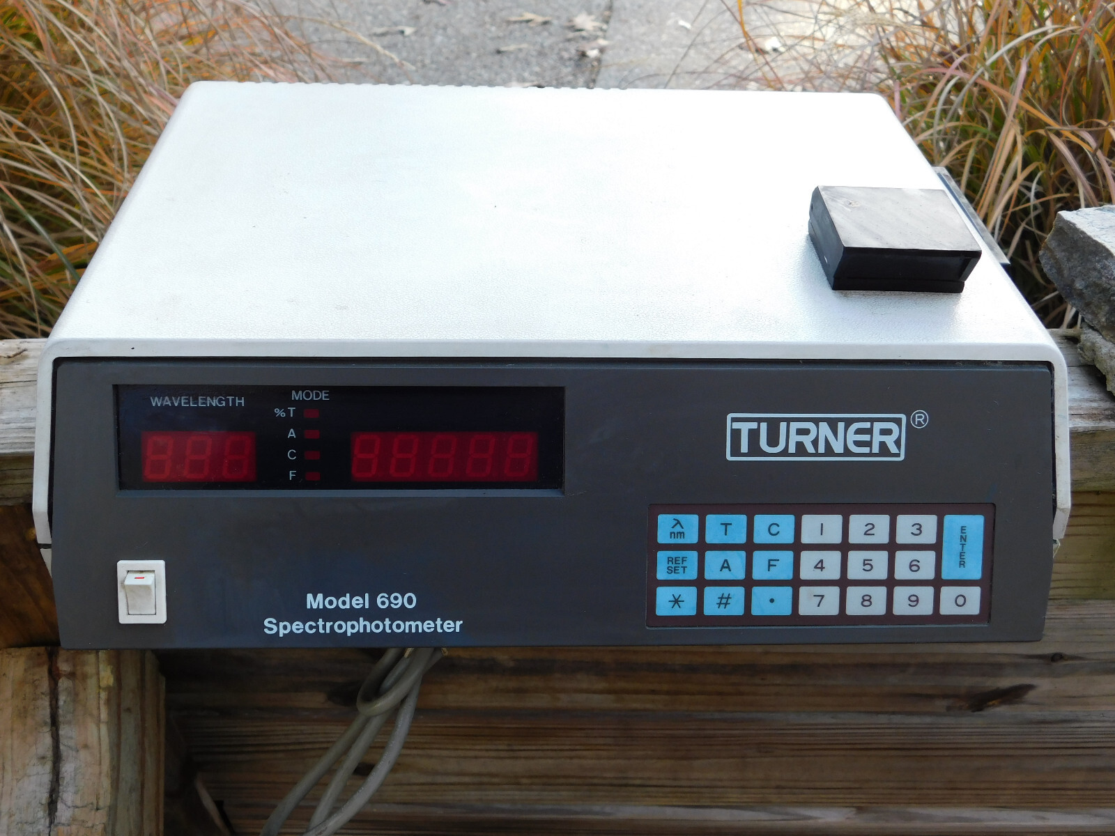 690 Sequoia-Turner Spectrophotometer 690 Visible Spectrum Analyzer *POWERS UP*