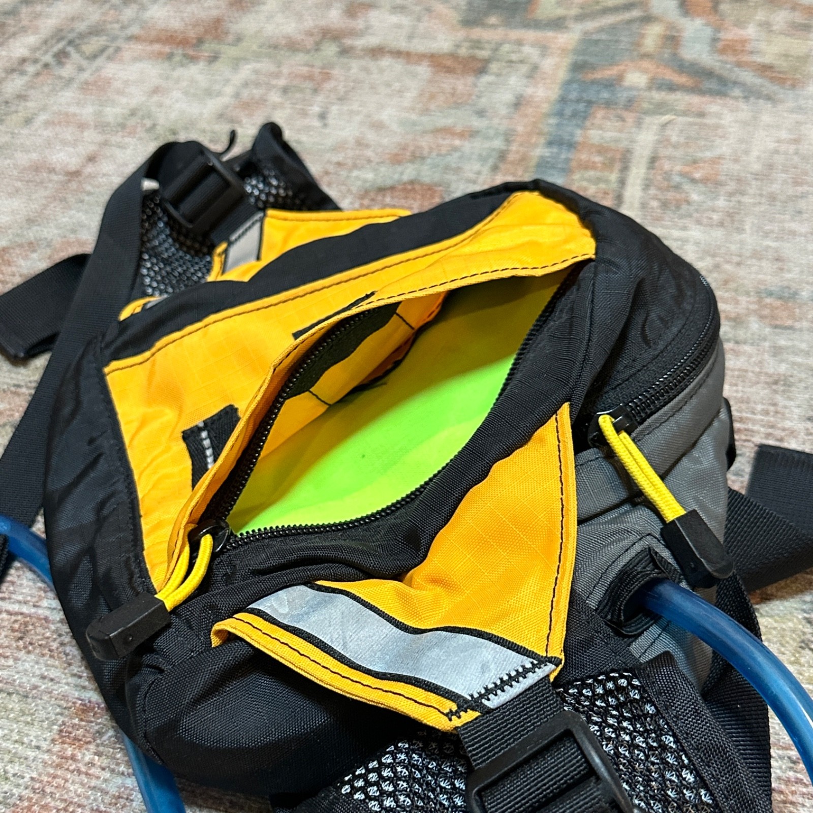 CamelBak FlashFlo LR 50 Yellow/Black Hydration Pack-50oz- Great Cond- W/ Bladder
