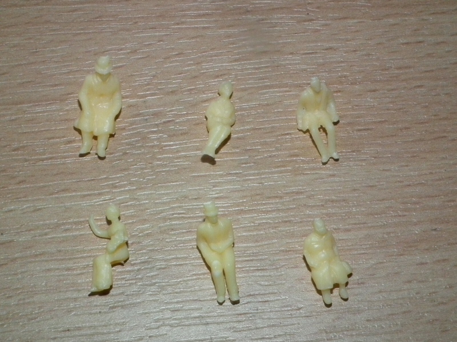 Model Train Unpainted Seated People Figures x 20 Assorted HO-OO Scale
