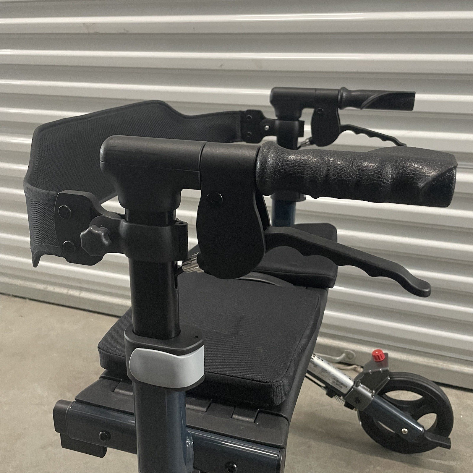 Triumph Escape HD Rollator - Low - Triumph Mobility - 500-30217 - Foldable
