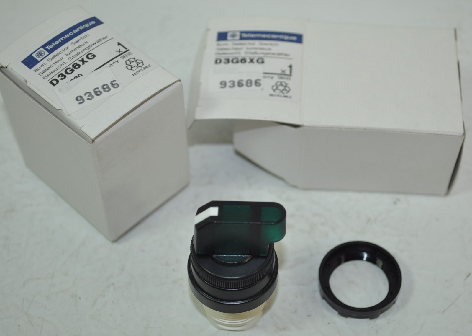 Telemecanique (Square D) Green Illuminated Selector Switch Lot 2 Model# D3G6XG