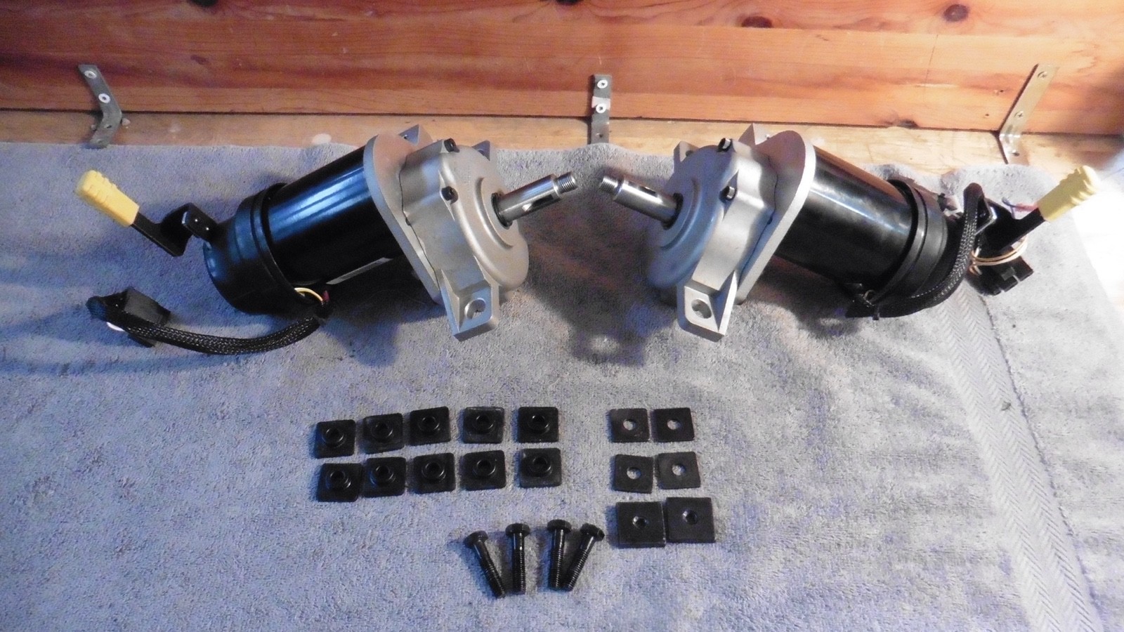 Pair of Pride Mobility GC3 L/R Drive 24v DC Electric Motors w/ Mounting Gaskets